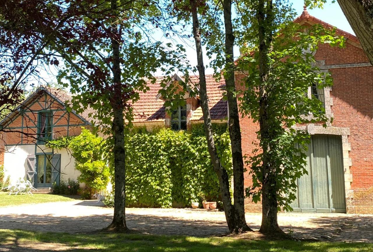 Cottages De Chateau De Vaux Yvre-l'Eveque Bagian luar foto
