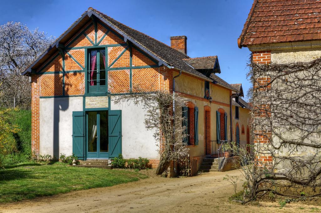 Cottages De Chateau De Vaux Yvre-l'Eveque Bagian luar foto